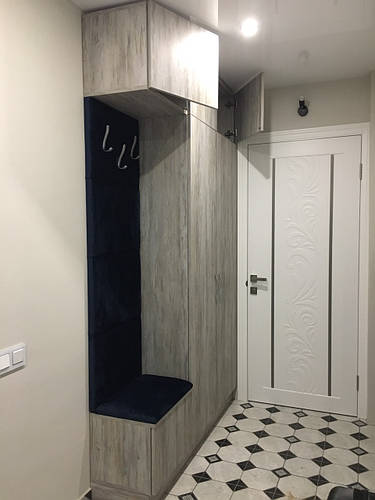 Прихожая в современном стиле с мягкой сидушкой по выгодным ценам от ...