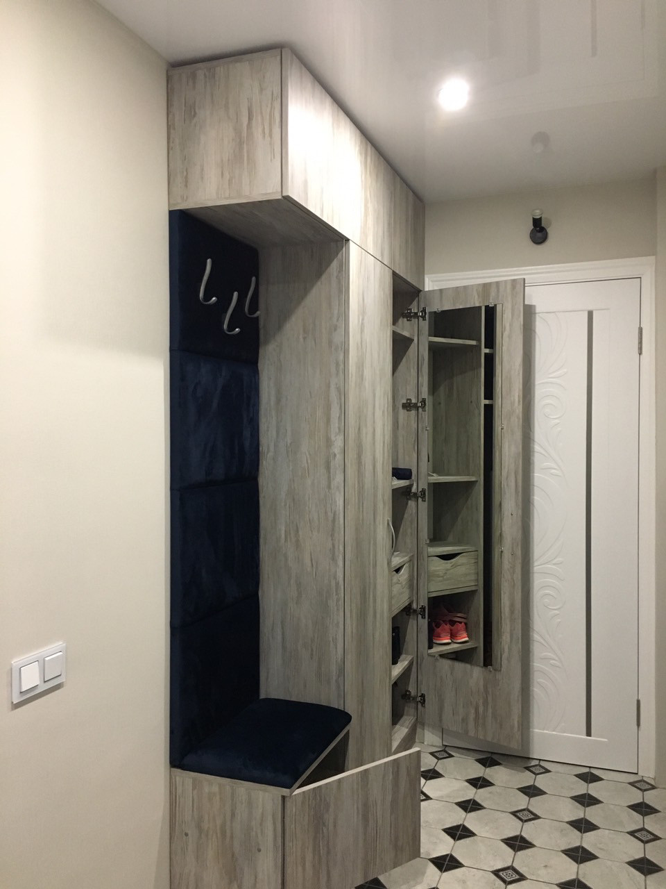 Прихожая в современном стиле с мягкой сидушкой по выгодным ценам от ...