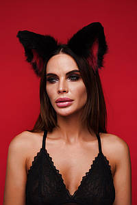 Хутряні вушка двоколірні: чорний, червоний OKOVA