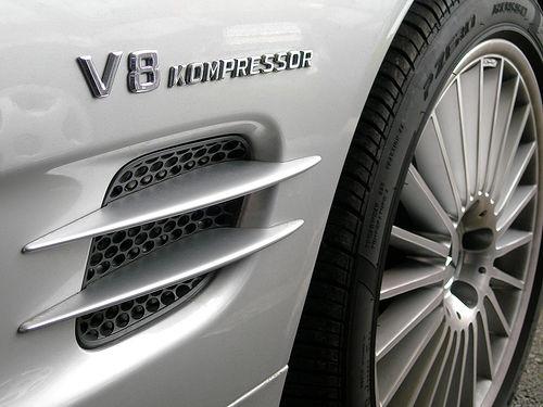 Напис V8 Kompressor на крило