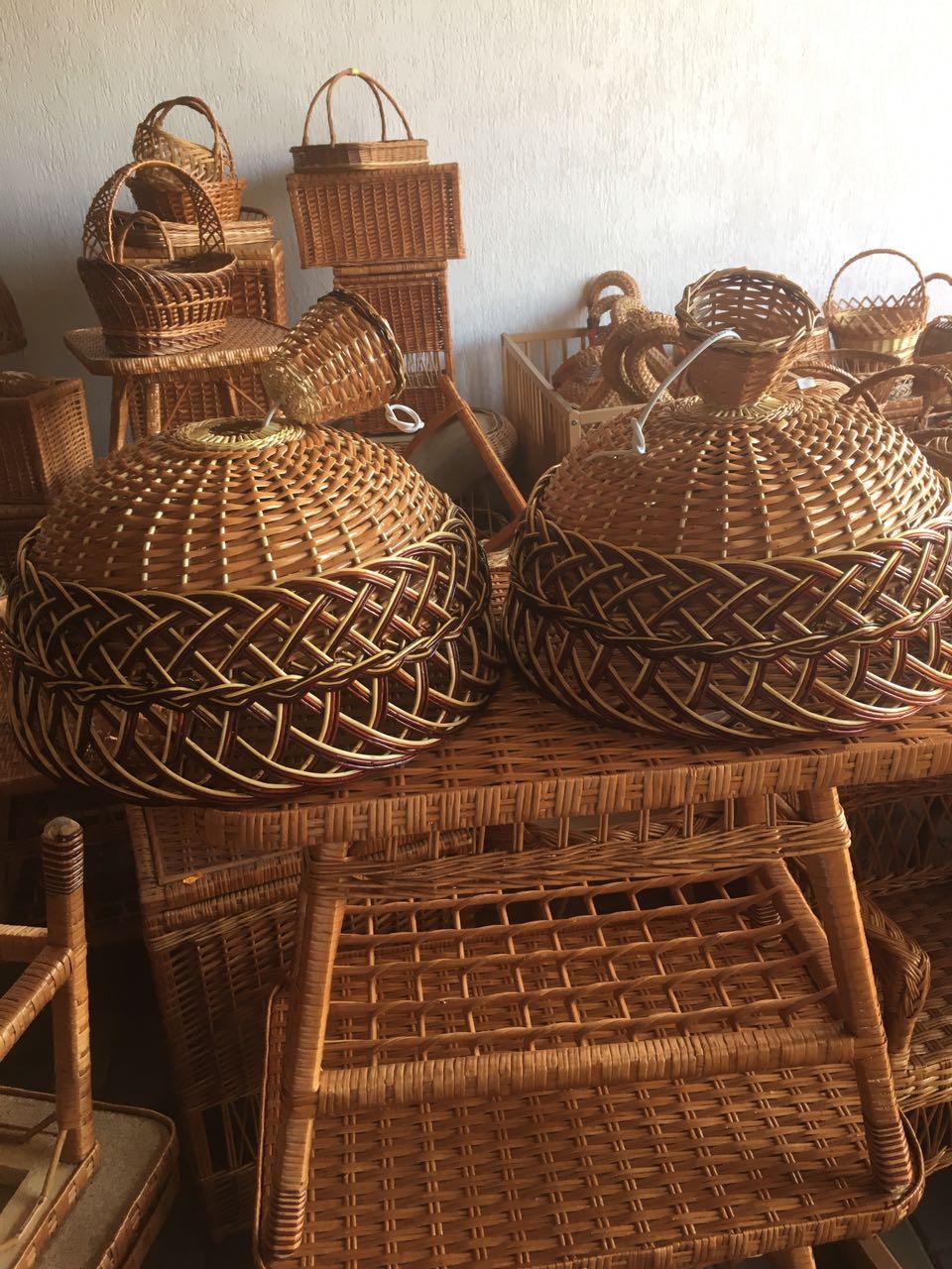 Плетена люстра з лози з ажуром