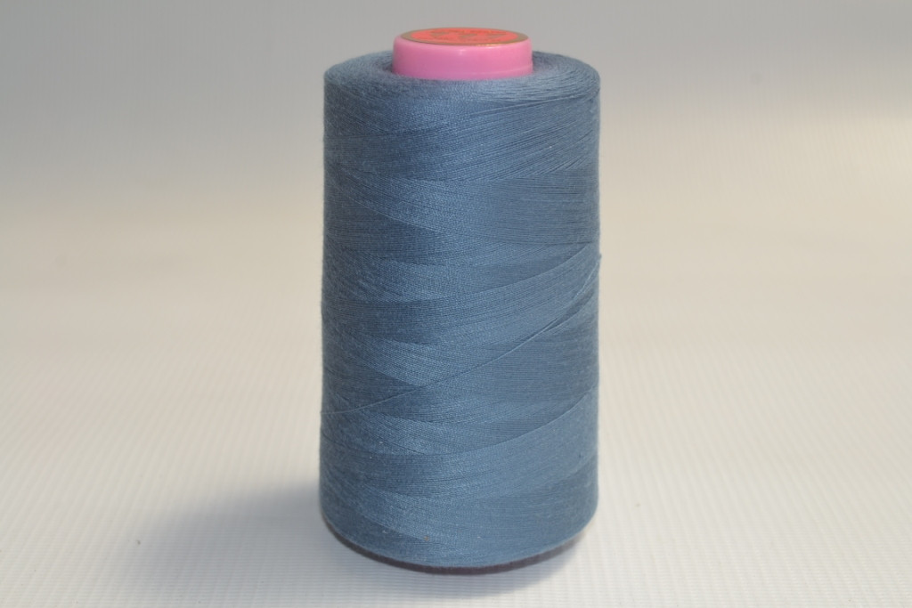 Швейные нитки разных цветов 873