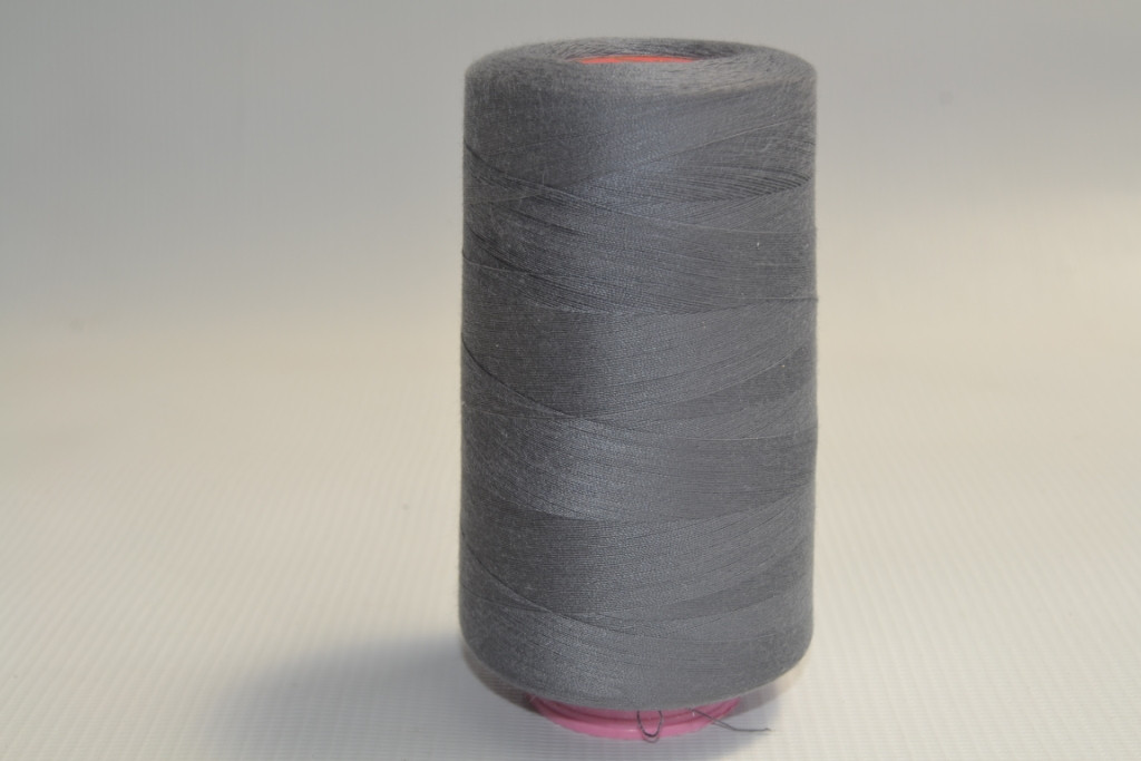 Швейные нитки разных цветов 879