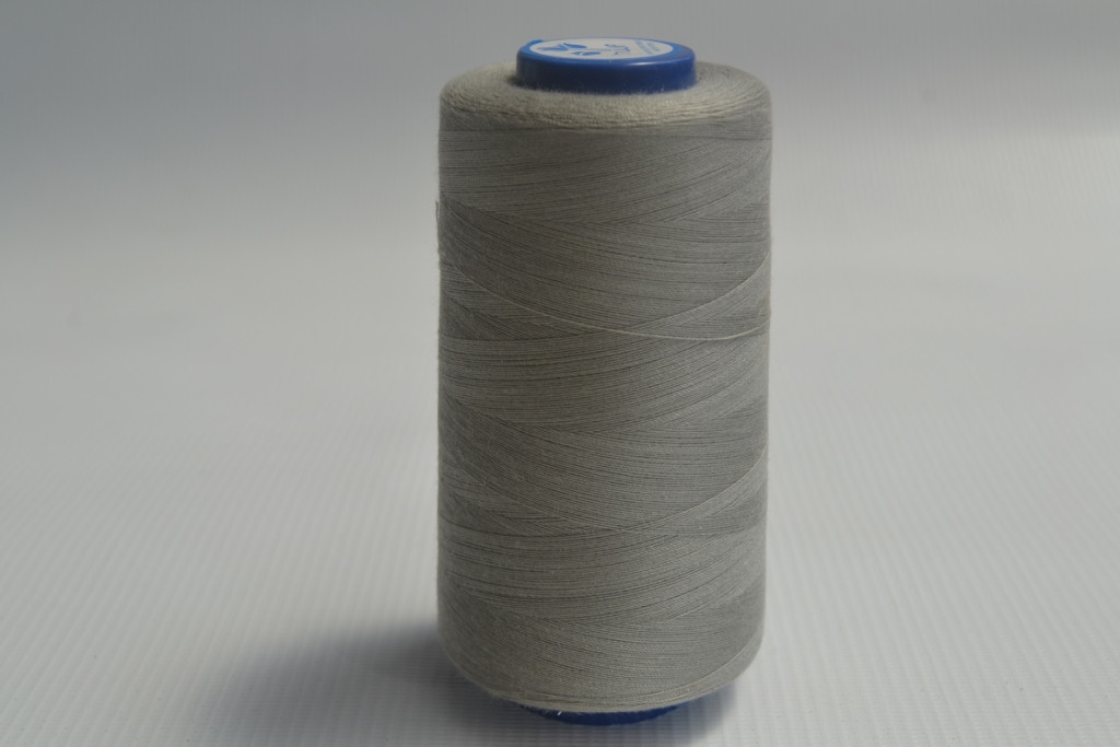 Швейные нитки разных цветов 884