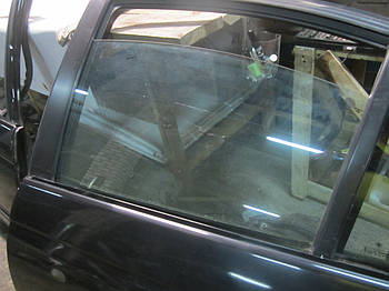 Заднє ліве дверне скло BMW E46