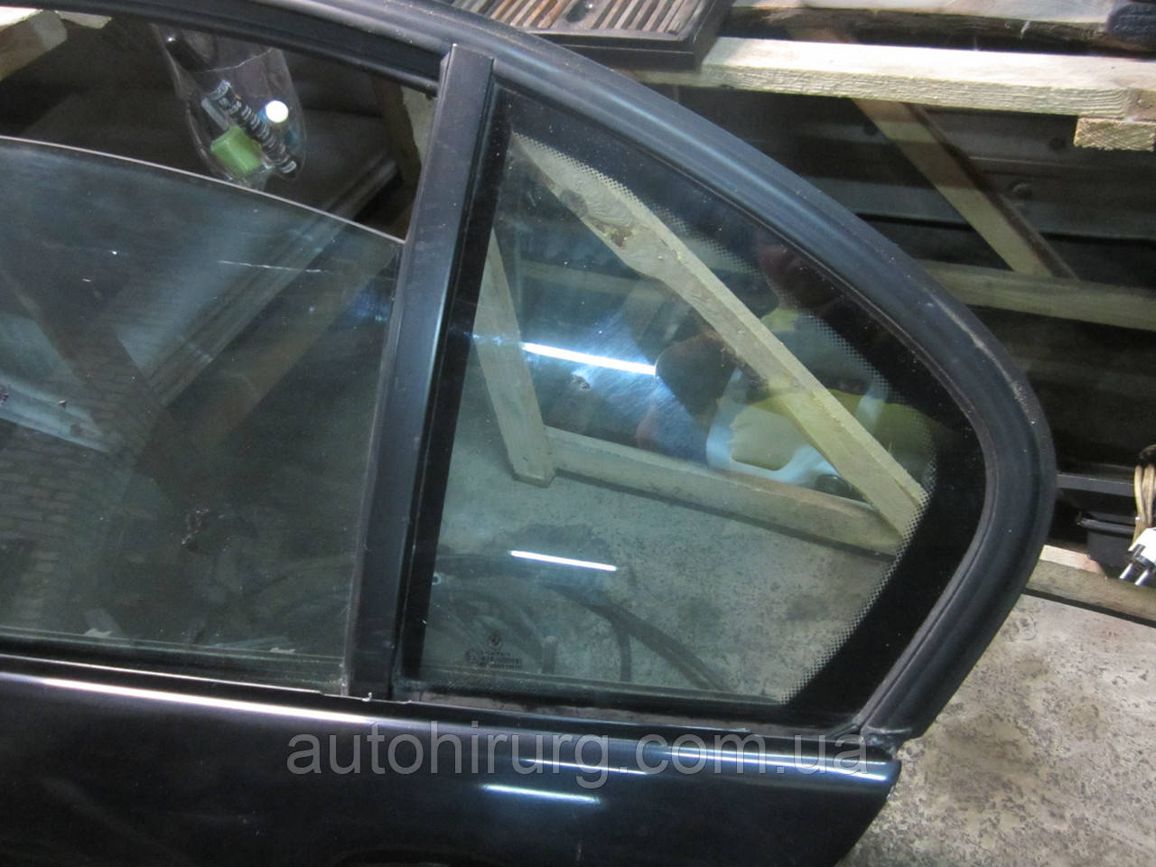 Заднє ліве глухе дверне скло BMW E46