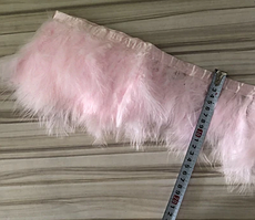 Перова тасьма з пір'я лебедя. Колір Світло-рожевий. Перо 10-18 см. Ціна за 0,5 м.