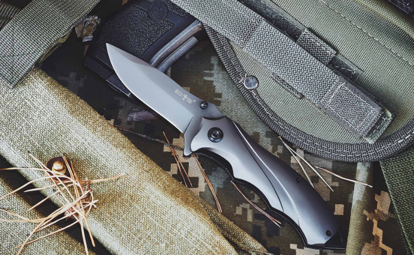 Ніж складний - це невеликий фліппер в надійному корпусі, з металевою ручкою, компактний