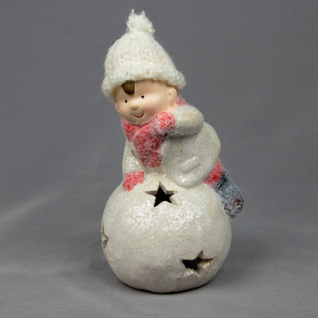 УЦІНКА Декоративна фігурка - Хлопчик зі сніговим комом, 8,5x9x17,5 см, білий з рожевим, магнезія (920128-1), фото 1