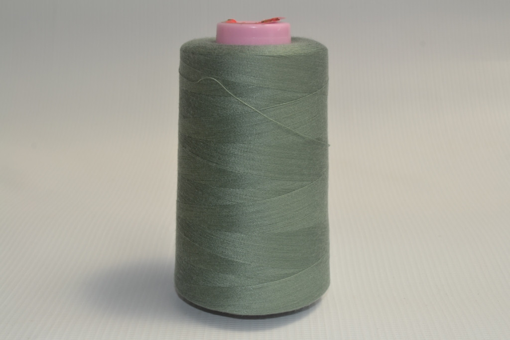 Швейные нитки разных цветов 907