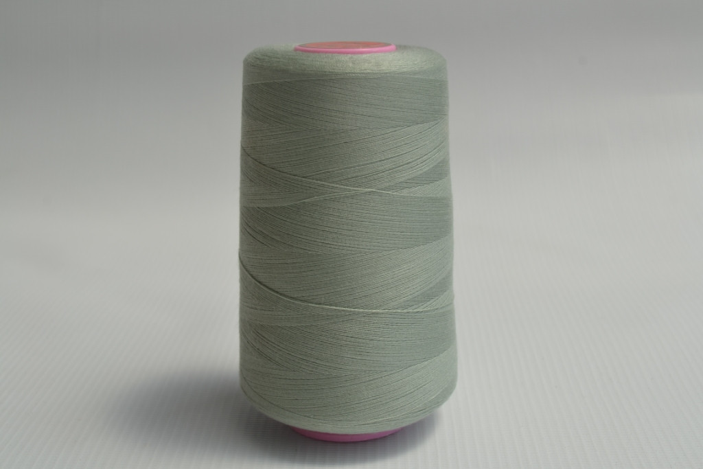 Швейные нитки разных цветов 910