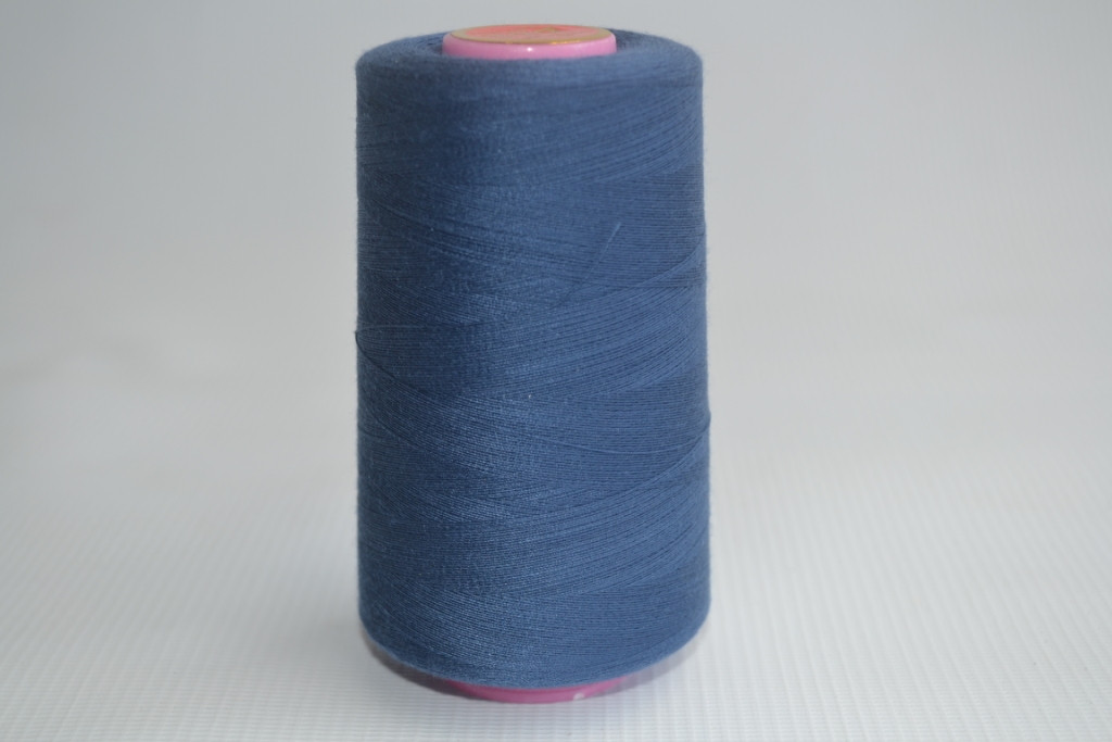 Швейные нитки разных цветов 942