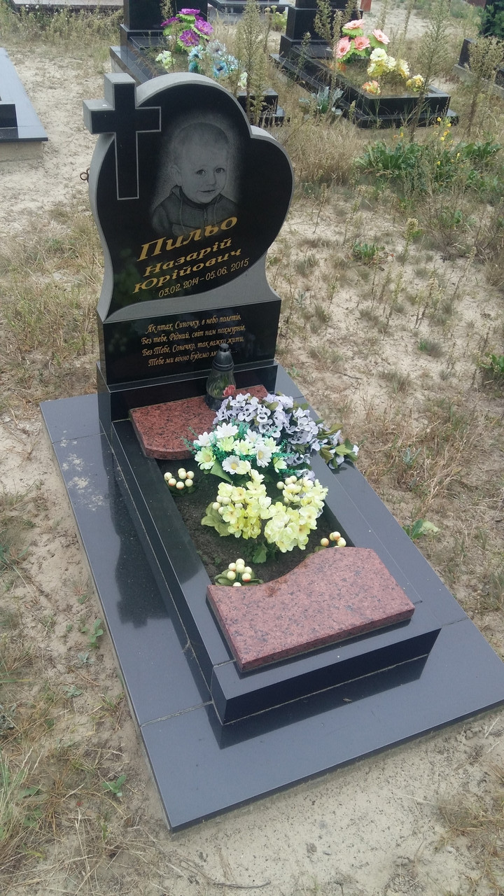 Дитячий пам'ятник із чорного та червоного граніту габро Гранітне серце 700*1200