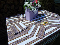 Вышитой столовый комплект: скатерть коричневая и 6 салфеток