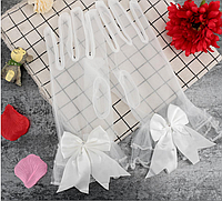 Свадебные короткие перчатки в сеточку с рюшем и бантиком молочного цвета.