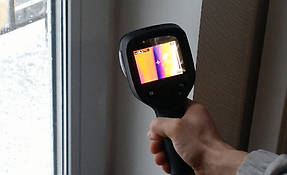 С помощью тепловизора мы определили самые холодные места на окне: между подоконником и окном (это значит, что плохо установлен отлив), в углах (окно не пропенено снаружи), со стороны откосов (не загерметизирована монтажная пена), практически везде.