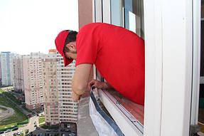 По отливом не было паронепроницаемой ленты. Мы её закрепили, чтобы избежать конденсата и изолировать окно от влаги. 