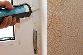 Изнутри мы загерметизировали монтажный шов при помощи силиконового герметика, устойчивого к ультрафиолету. 