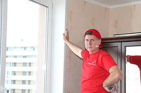 Дополнительно мы утеплили внутренние оконные откосы, установив тёплые пластиковые откосы из сэндвич панелей. В услугу установки оконных откосов как правило у нас обязательно входит заделка под подоконником и наружная заделка.