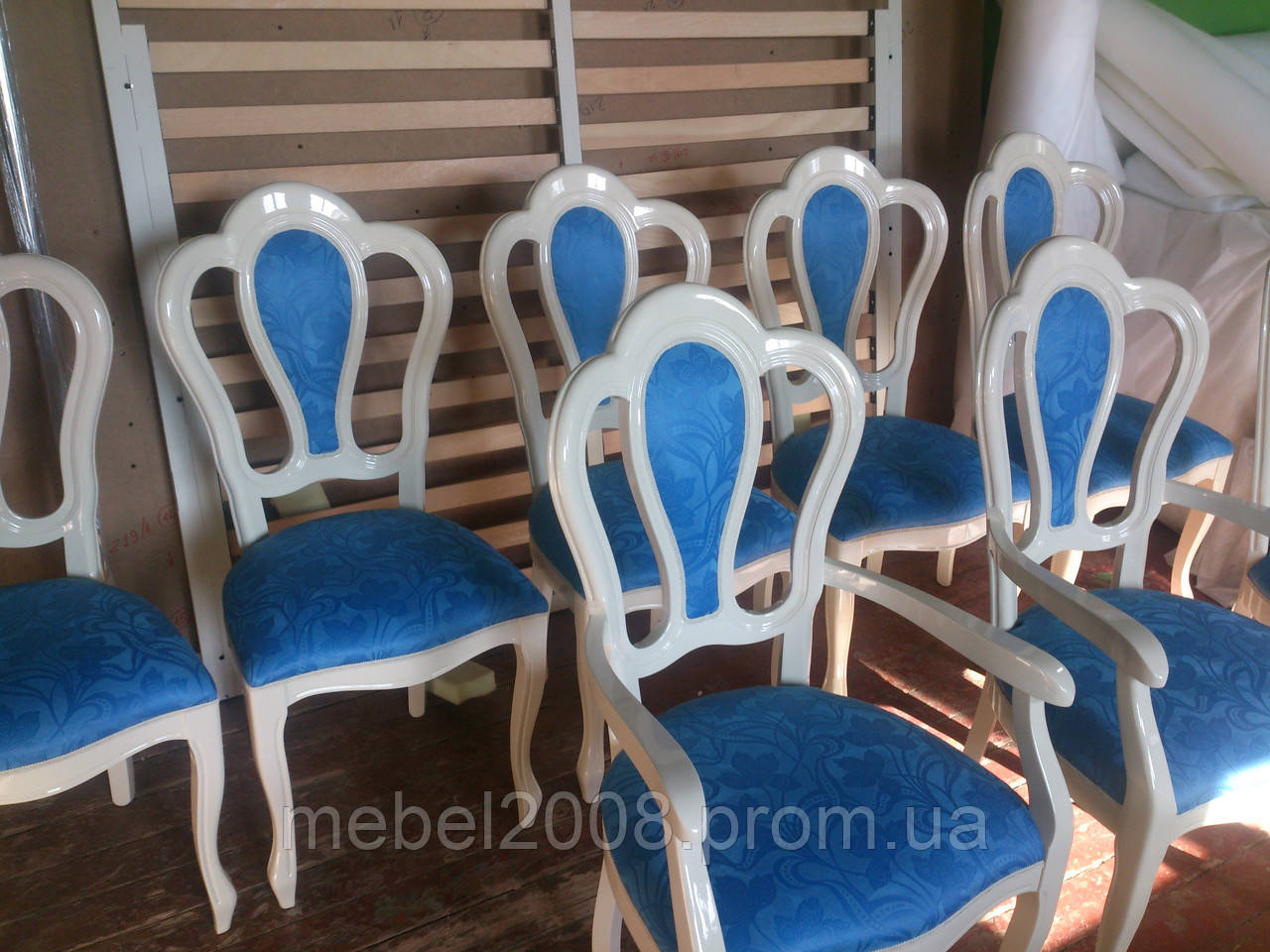 Заміна тканини ремонт і фарбування старих стільців