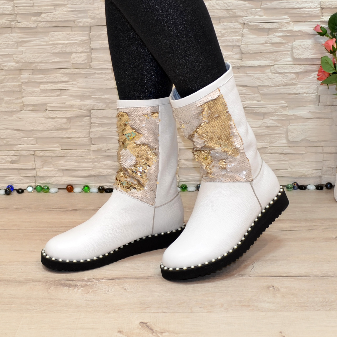 Уггі жіночі білого кольору, декоровані паєтками, фото 1