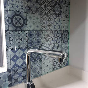 Стеклянная панель под плитку - установка на кухне в Запорожье 1