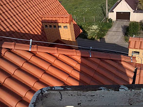 Крепление токоотвода по коньку