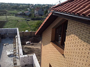 Переход токотвода на стену