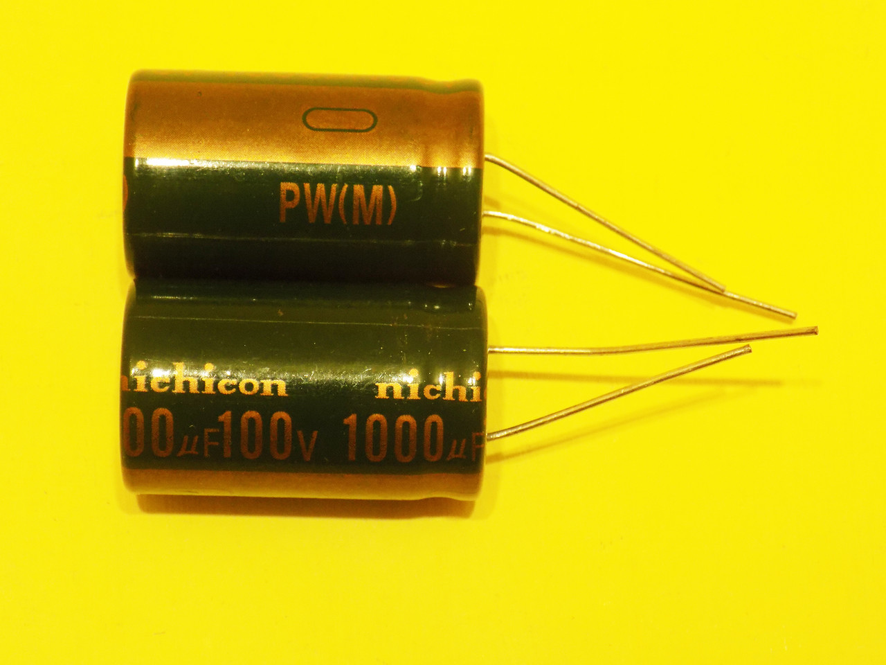 Конденсатор 100 v 1000uF Chongxin