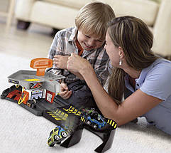 Fisher-Price Rev'n Go Garage Супер Трек і 2 монстр машини спецефекти заправка гараж, фото 3