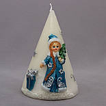 Свічка - Конус з малюнком Снігуроньки, 9x9x12 см, білий з синім, парафін (791255-2), фото 2