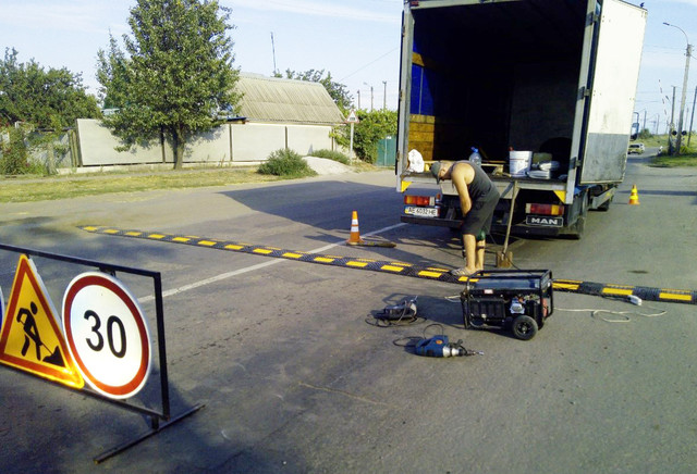 Установка (кріплення) Лежачого поліцейського на проїжджу частину Установка (кріплення) Лежачого поліцейського на проїжджу частину