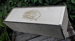 Дерев'яна коробка для пакування колекційної ляльки з гравіюванням 