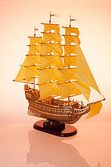 Корабель з жовтими вітрилами