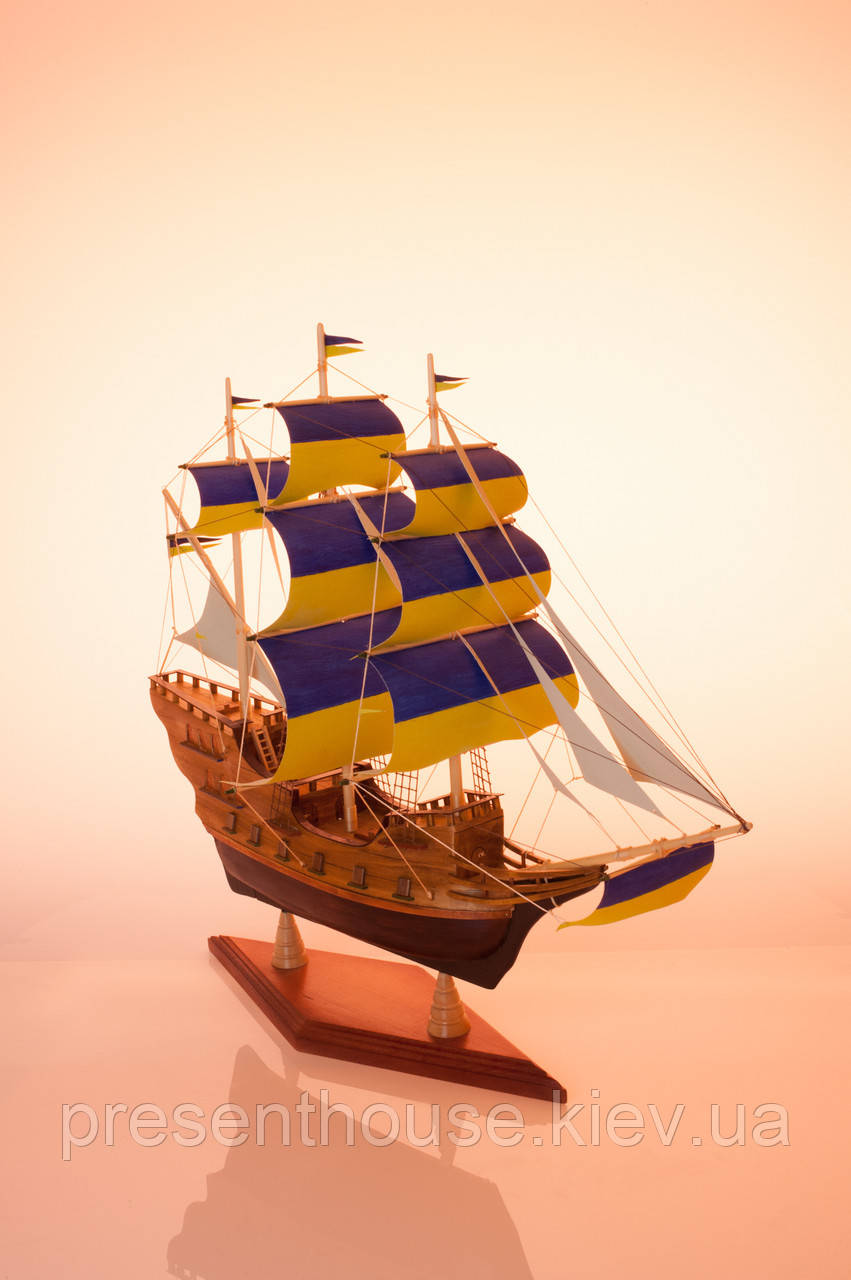 Корабель із блакитно-жовтими вітрилами, фото 1