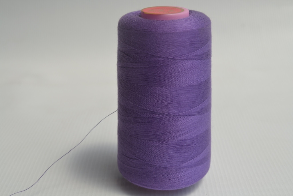 Швейные нитки разных цветов 980