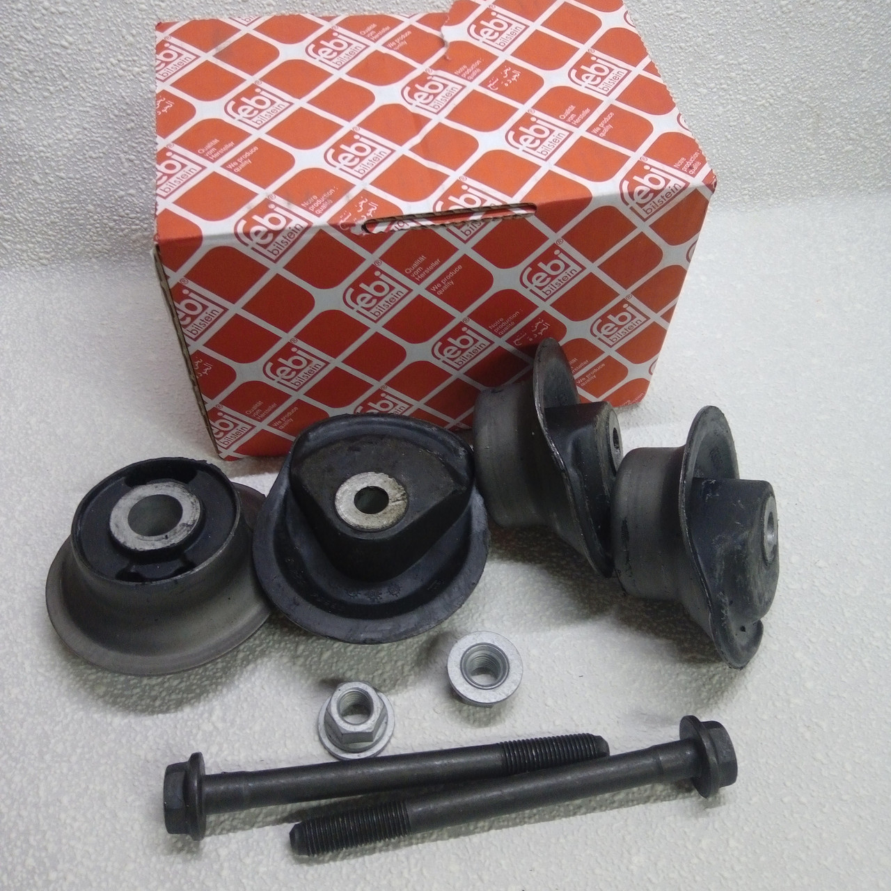 Сайлентблоки задньої балки моста Фольксваген Пасат B3/B4 Febi (комплект ...