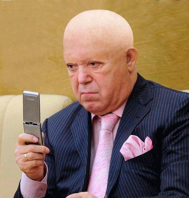 Кобзон без парики улыбается ехидно