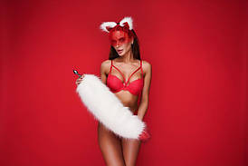 Набір Білий із червоним OKOVA — анальний корок із супер пухнастим хвостом 73 см і хутряні вушка