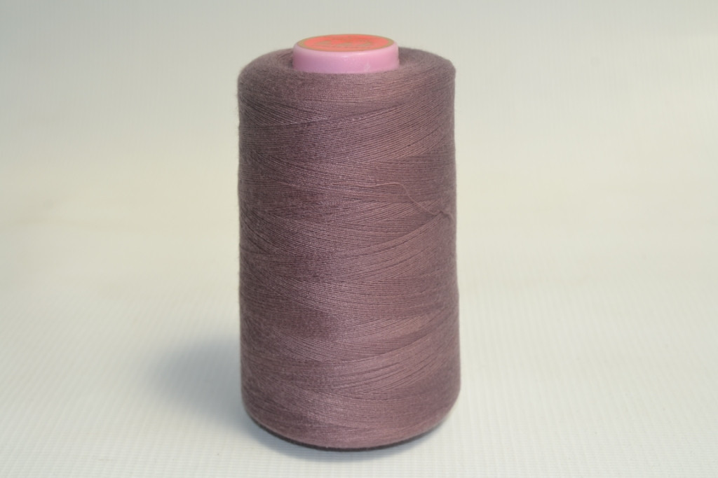 Швейные нитки разных цветов 1007