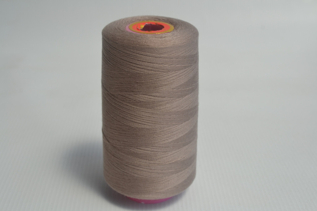 Швейные нитки разных цветов 1042