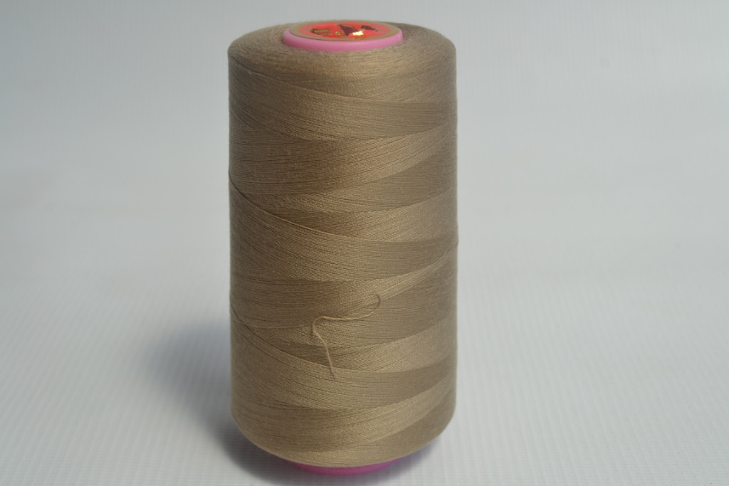 Швейные нитки разных цветов 1052