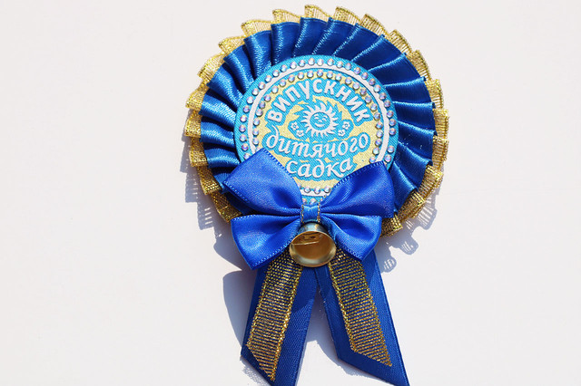 Синий с бантиков значок для детского сада