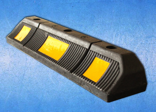 Колесовідбійник гумовий, паркувальний (590х120х90мм) Колесоотбойник резиновый, парковочный (590х120х90мм)