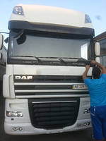 Замена лобового стекла на грузовике DAF XF 105 Евро 5 в Орджоникидзе  11
