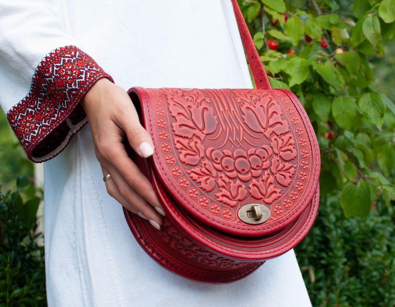 Жіноча шкіряна сумка ручної роботи напівкругла "Калина" з візерунками червона