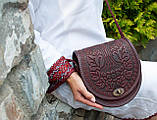 Жіноча шкіряна сумка авторська через плече ручної роботи напівкругла "Калина" бордова, фото 2