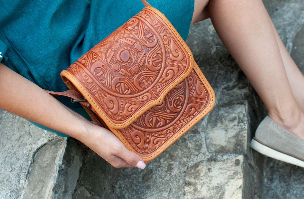 Шкіряна жіноча сумка рудого кольору з тисненим орнаментом "Трипілля", 20х21х9 см, фото 1