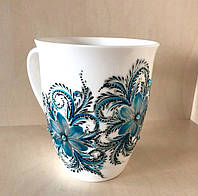 Чашка белая фарфоровая с авторской росписью ручной работы "Васильковый завиток"