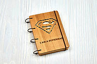 Блокнот деревянный А6 Супермен из натурального дерева на кольцах 60 листов. Черешня